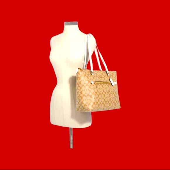 Coach Gallery Tote In Signature Canvas - Picture 2 of 4